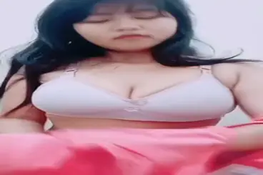 ABG Imut Pamer Aksi Colmek Di Kasur